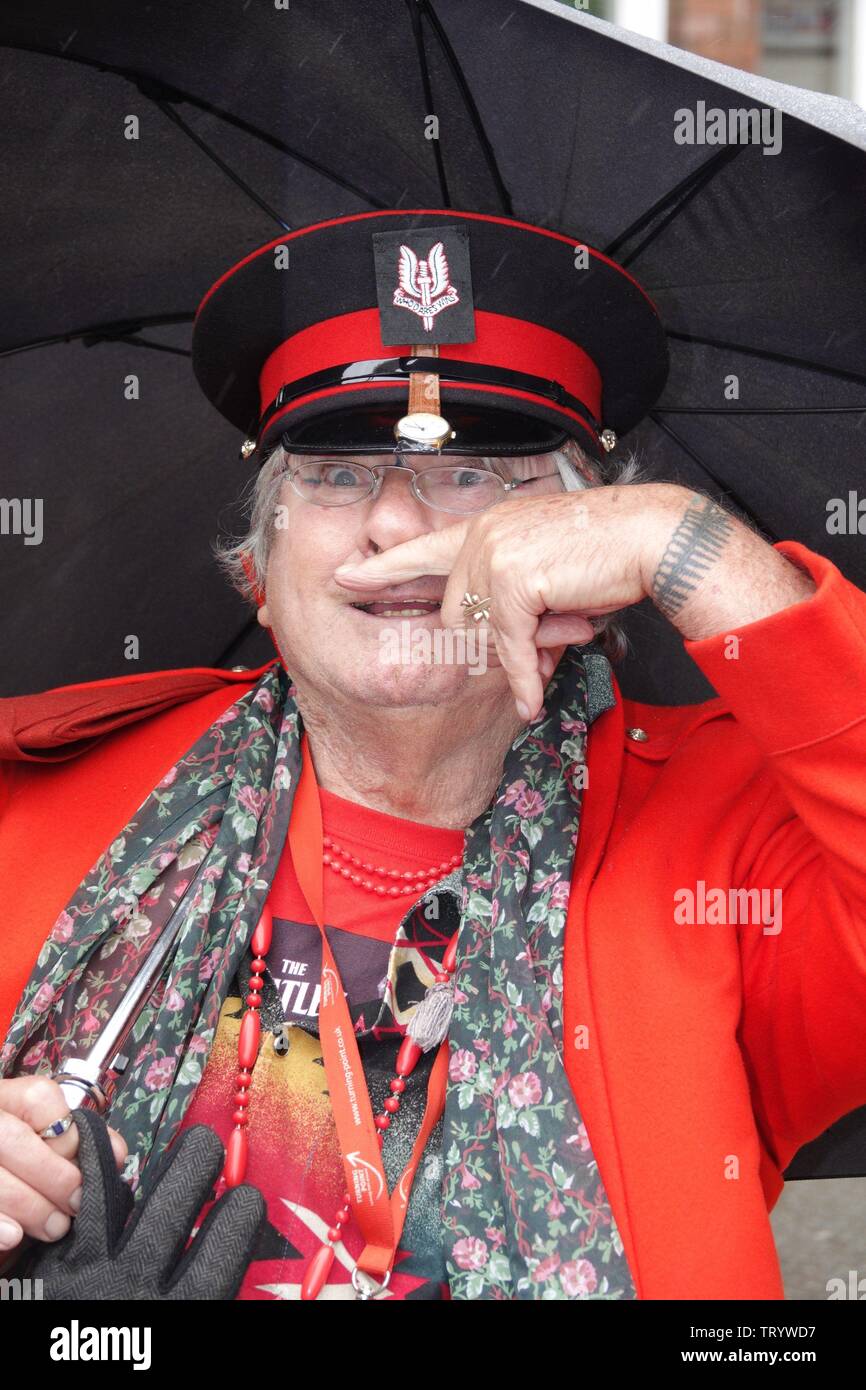 Prescot, Merseyside, Regno Unito. Il 13 giugno 2019. La famiglia, gli amici e celebrità di pagare i loro rispetti alle esequie di Liverpool nato comico Freddie Starr a Prescot Chiesa Parrocchiale. Freddie che era 76anni morto dopo un attacco di cuore nella sua casa spagnola in Costa del Sol il 9 maggio. Freddie Rosa a fama negli anni settanta, dopo che compaiono sulle opportunità bussa spettacolo TV. Più tardi, negli anni novanta, Freddie starred in diversi spettacoli televisivi comprendente un pubblico con Freddie Starr prima di presentare game show, battere il frantoio. Credito: Ken Biggs/Alamy Live News. Foto Stock