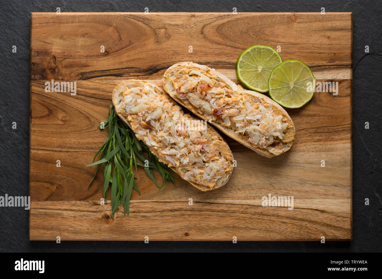 Due open crab sandwich fatti dal marrone e bianco di carne commestibile, o marrone, granchio, Cancer pagurus. La carne di colore marrone è stato miscelato con mayonnais Foto Stock