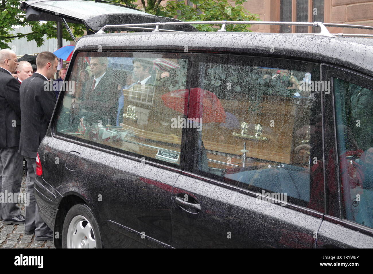 Prescot, Merseyside, Regno Unito. Il 13 giugno 2019. La famiglia, gli amici e celebrità di pagare i loro rispetti alle esequie di Liverpool nato comico Freddie Starr a Prescot Chiesa Parrocchiale. Freddie che era 76anni morto dopo un attacco di cuore nella sua casa spagnola in Costa del Sol il 9 maggio. Freddie Rosa a fama negli anni settanta, dopo che compaiono sulle opportunità bussa spettacolo TV. Più tardi, negli anni novanta, Freddie starred in diversi spettacoli televisivi comprendente un pubblico con Freddie Starr prima di presentare game show, battere il frantoio. Credito: Ken Biggs/Alamy Live News. Foto Stock