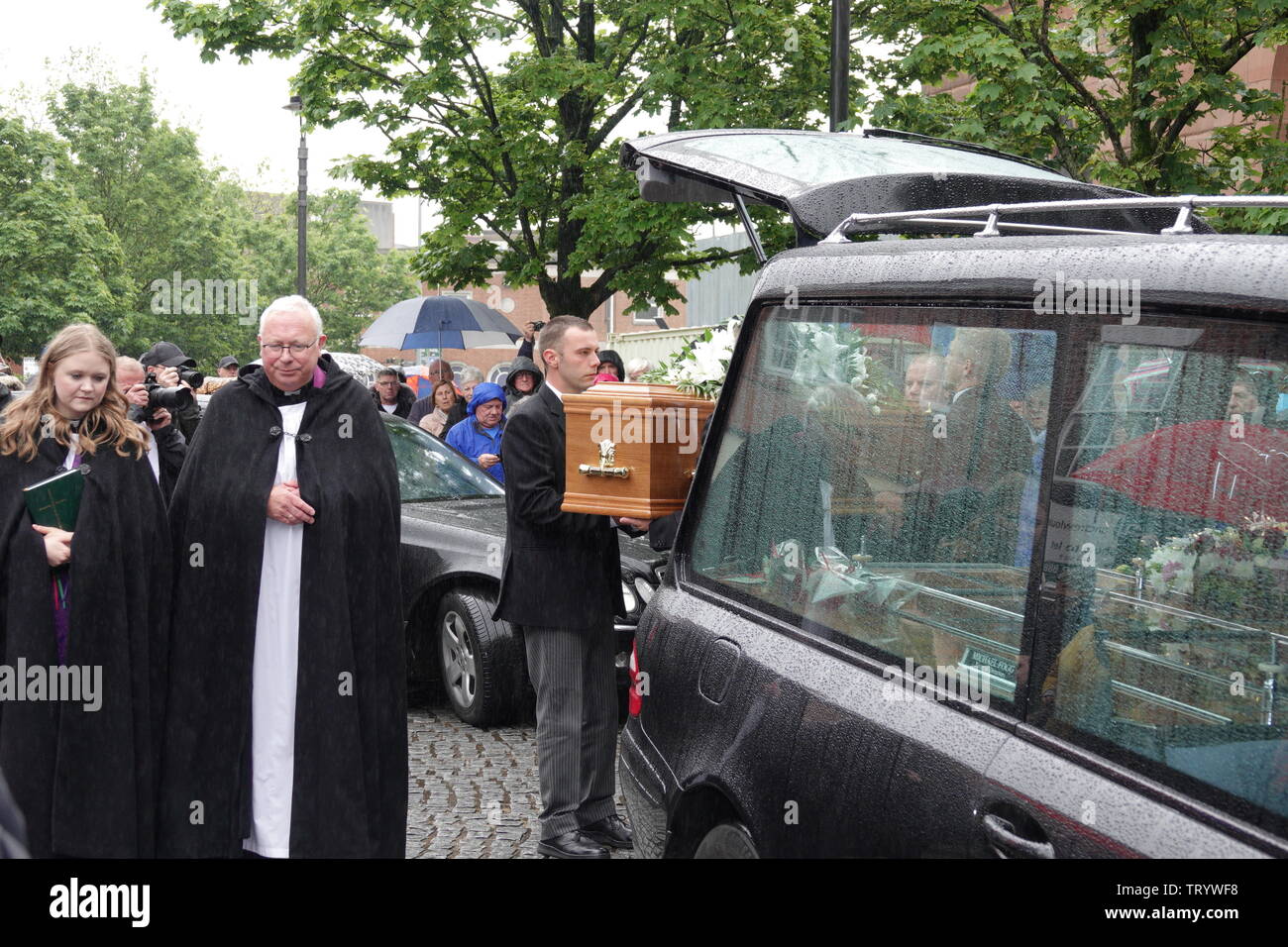 Prescot, Merseyside, Regno Unito. Il 13 giugno 2019. La famiglia, gli amici e celebrità di pagare i loro rispetti alle esequie di Liverpool nato comico Freddie Starr a Prescot Chiesa Parrocchiale. Freddie che era 76anni morto dopo un attacco di cuore nella sua casa spagnola in Costa del Sol il 9 maggio. Freddie Rosa a fama negli anni settanta, dopo che compaiono sulle opportunità bussa spettacolo TV. Più tardi, negli anni novanta, Freddie starred in diversi spettacoli televisivi comprendente un pubblico con Freddie Starr prima di presentare game show, battere il frantoio. Credito: Ken Biggs/Alamy Live News. Foto Stock