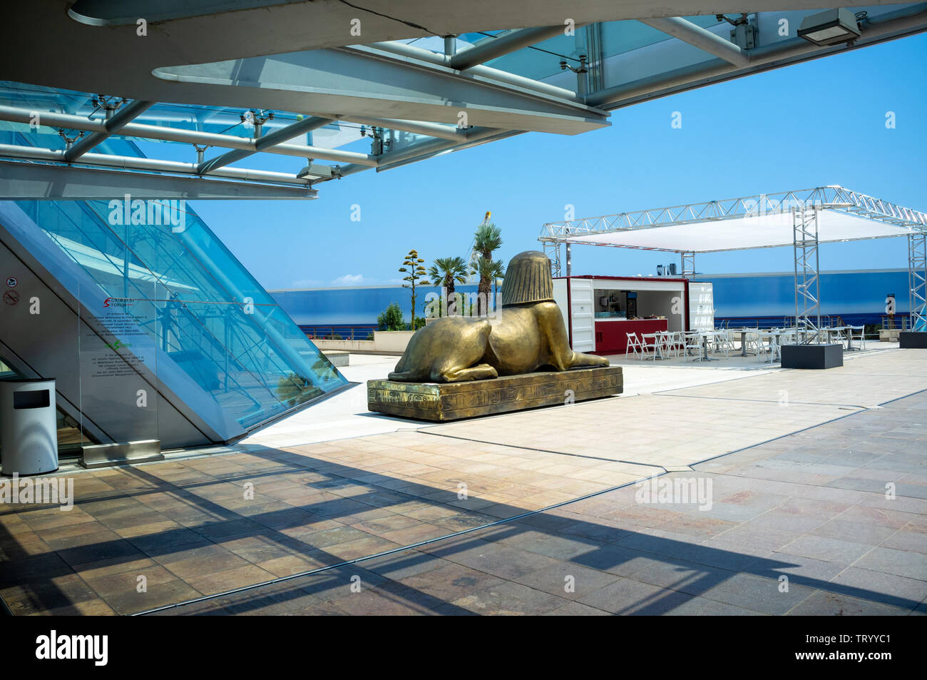 Antico Egitto mostra a Grimaldi Forum di Monaco in estate Foto Stock