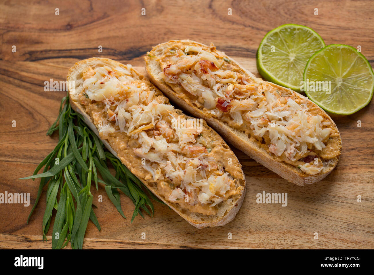 Due open crab sandwich fatti dal marrone e bianco di carne commestibile, o marrone, granchio, Cancer pagurus. La carne di colore marrone è stato miscelato con mayonnais Foto Stock