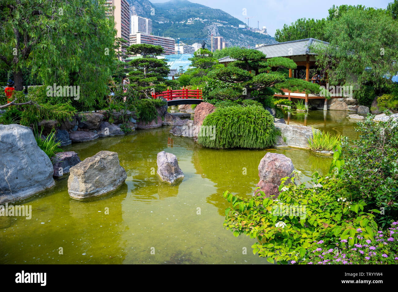 Giardini giapponesi nel Principato di Monaco in estate Foto Stock