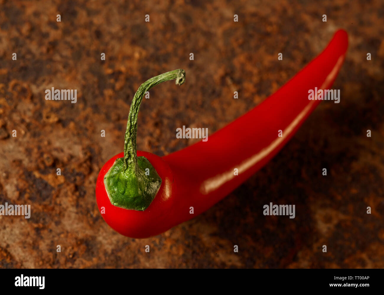 Rosso peperoni chilie su un sfondo arrugginito Foto Stock