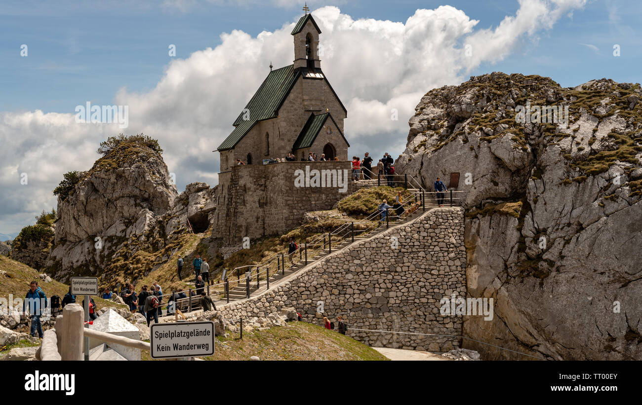 Bayrischzell, Baviera, Germania - 1 giugno 2019. Il minuscolo Wendelsteinkircherl massima chiesa attrae molti turisti Foto Stock