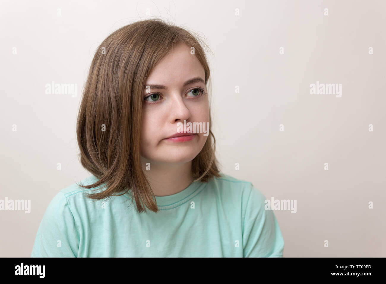 Ritratto di giovane donna caucasica ragazza con confuso, infastiditi, frustrato guarda l'espressione Foto Stock
