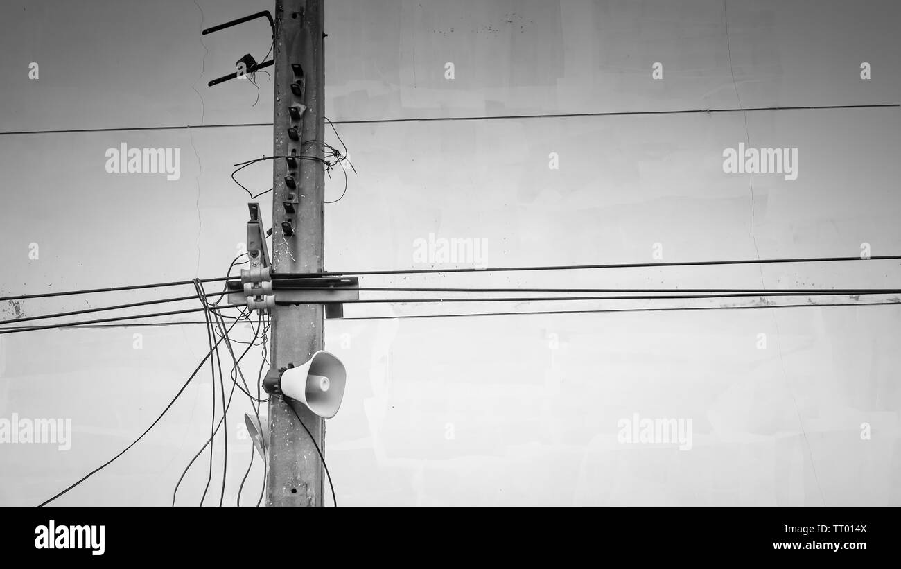Una linea di poli elettrici dello sfondo. Verticale. Foto Stock