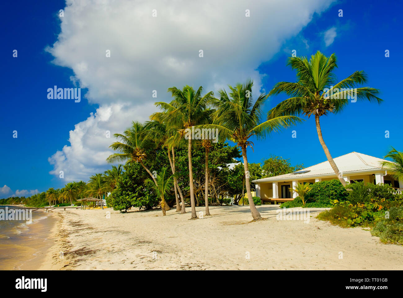 Little Cayman, Isole Cayman, Nov 2018, bianco Caribbean-Style casa sul foro del Sud Sound Foto Stock