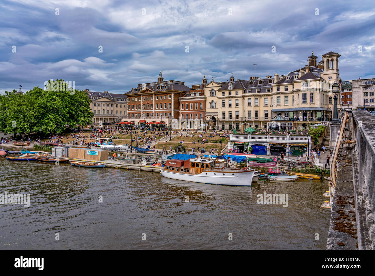 LONDON, Regno Unito - 02 giugno: questa è una prospettiva di Richmond Upon Thames, un popolare destnation Viaggio sul Fiume Tamigi a giugno 02, 2019 a Londra Foto Stock