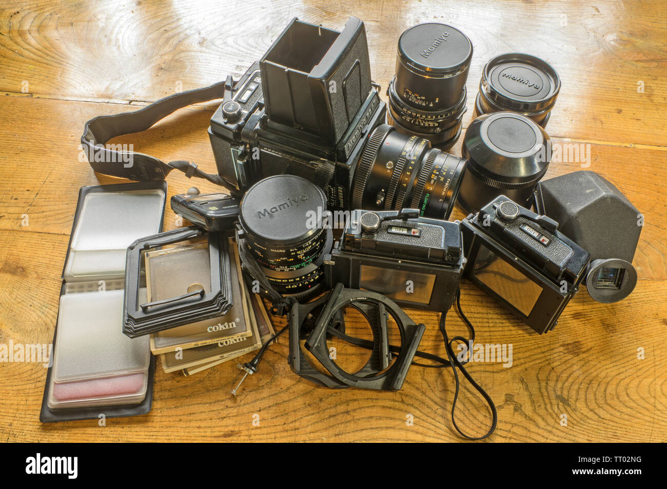 Fotocamera, lenti, film spalle parte di un formato mediun kit di fotografia. Foto Stock