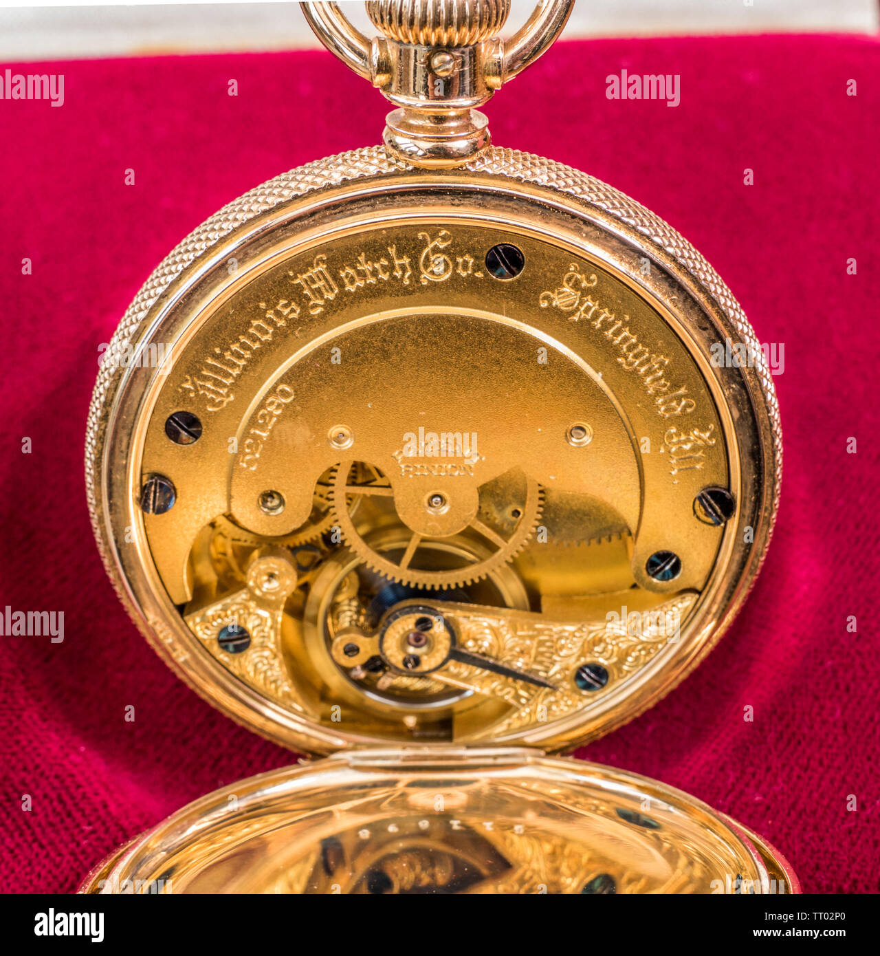 Aprire il retro di un 14 carati oro antico orologio da tasca, che mostra il  movimento e l' incisione nella carcassa dell'orologiaio americano -  Illinois Watch Co Foto stock - Alamy