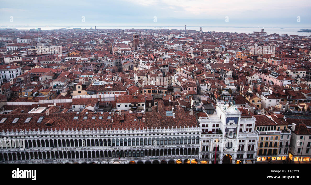 Super bello ampio angolo di veduta aerea di Venezia, Italia con Harbour, isole skyline e il paesaggio oltre la città, visto dalla torre di osservazione di Foto Stock