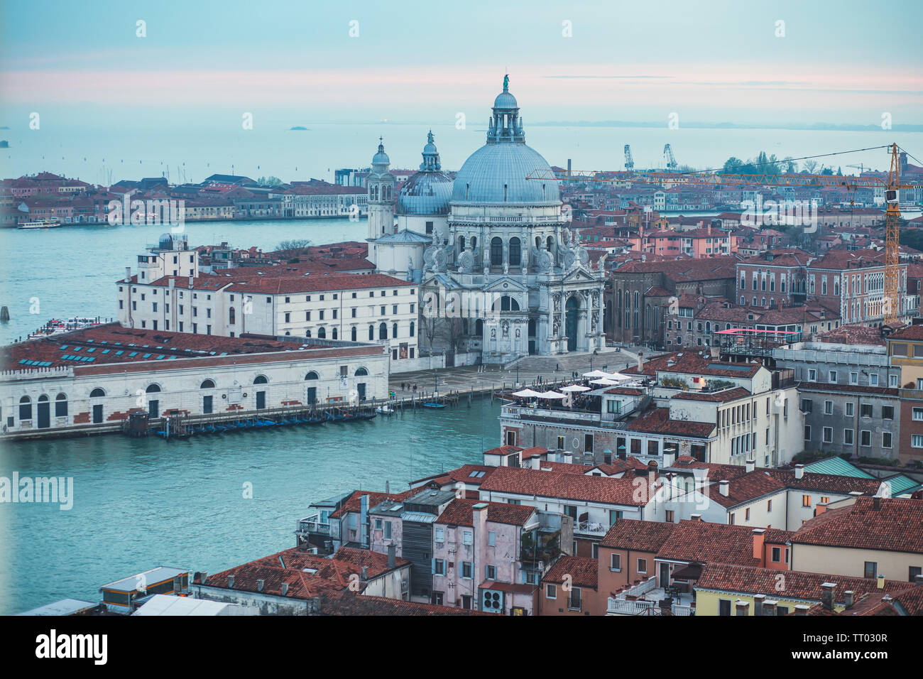 Super bello ampio angolo di veduta aerea di Venezia, Italia con Harbour, isole skyline e il paesaggio oltre la città, visto dalla torre di osservazione di Foto Stock