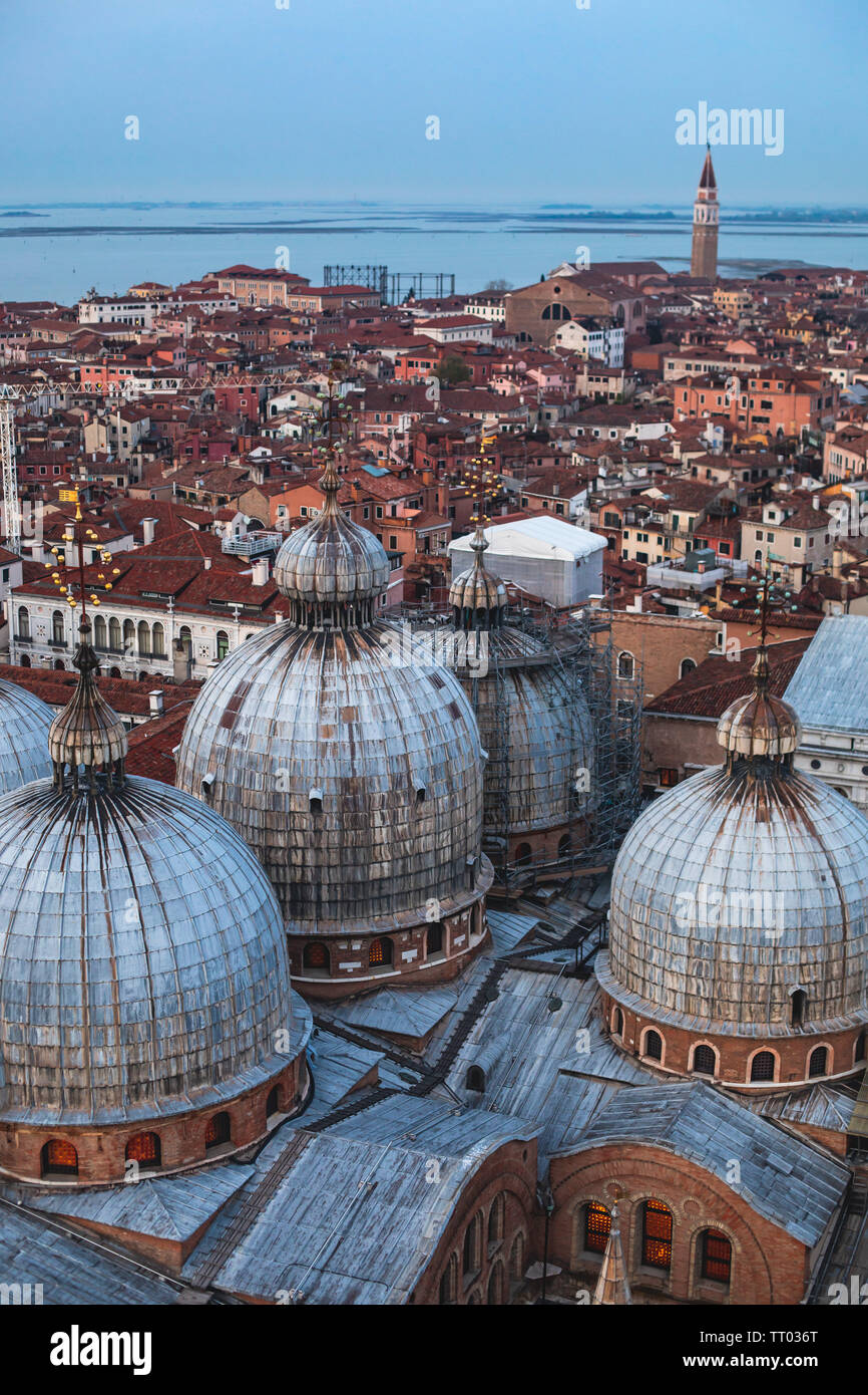 Super bello ampio angolo di veduta aerea di Venezia, Italia con Harbour, isole skyline e il paesaggio oltre la città, visto dalla torre di osservazione di Foto Stock