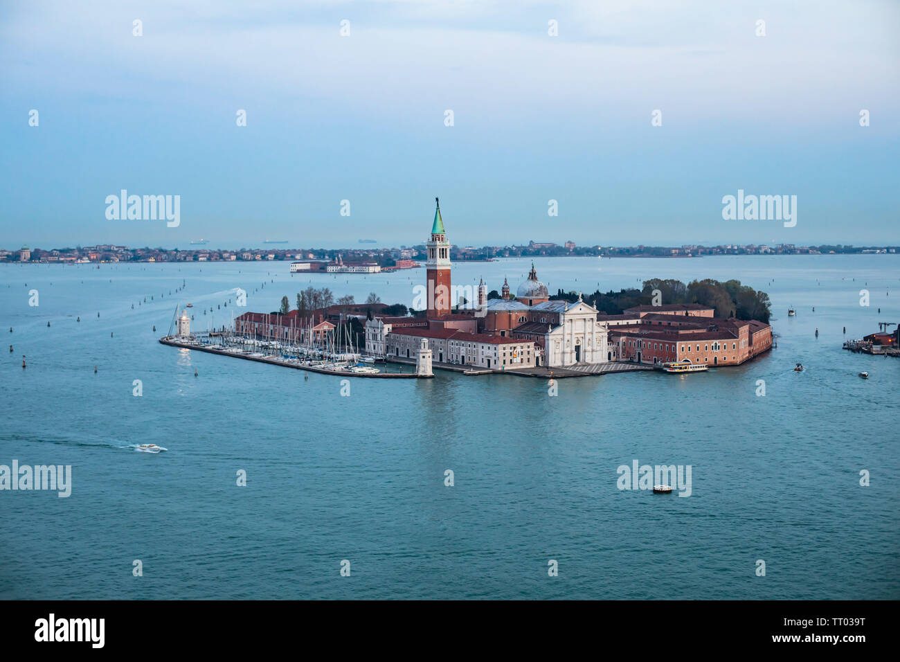 Super bello ampio angolo di veduta aerea di Venezia, Italia con Harbour, isole skyline e il paesaggio oltre la città, visto dalla torre di osservazione di Foto Stock