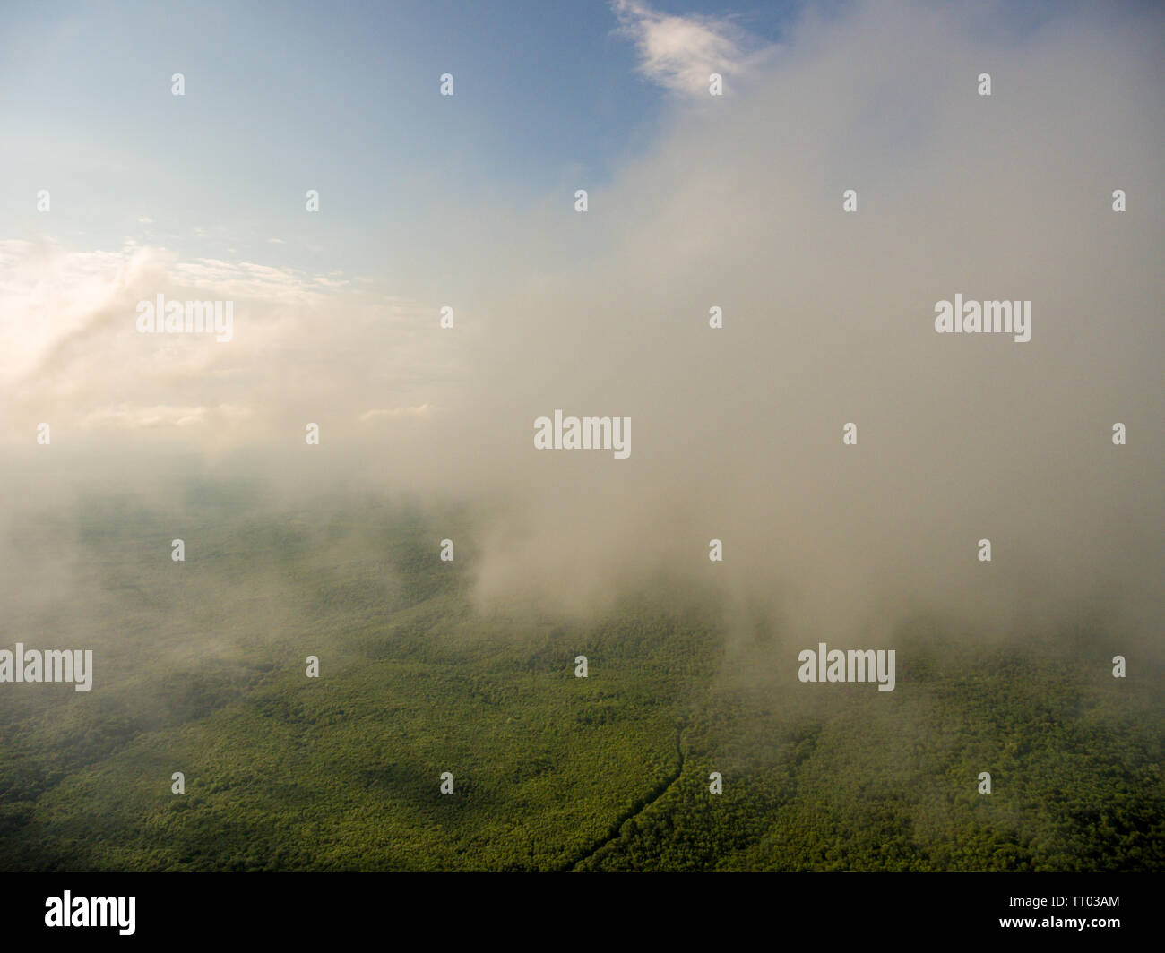 Foto aeree. Drone tra le nuvole. Foto Stock