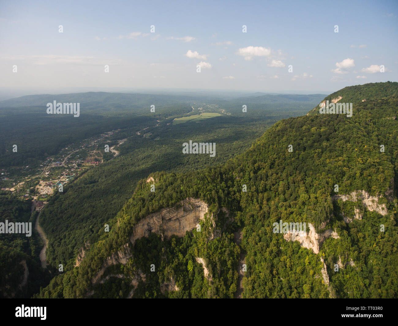 Foto fatte drone. Una vista di una grande collina boscosa e villaggio Guamka. Regione Krasnodar, Guam gorge. Montagne del Caucaso. Foto Stock
