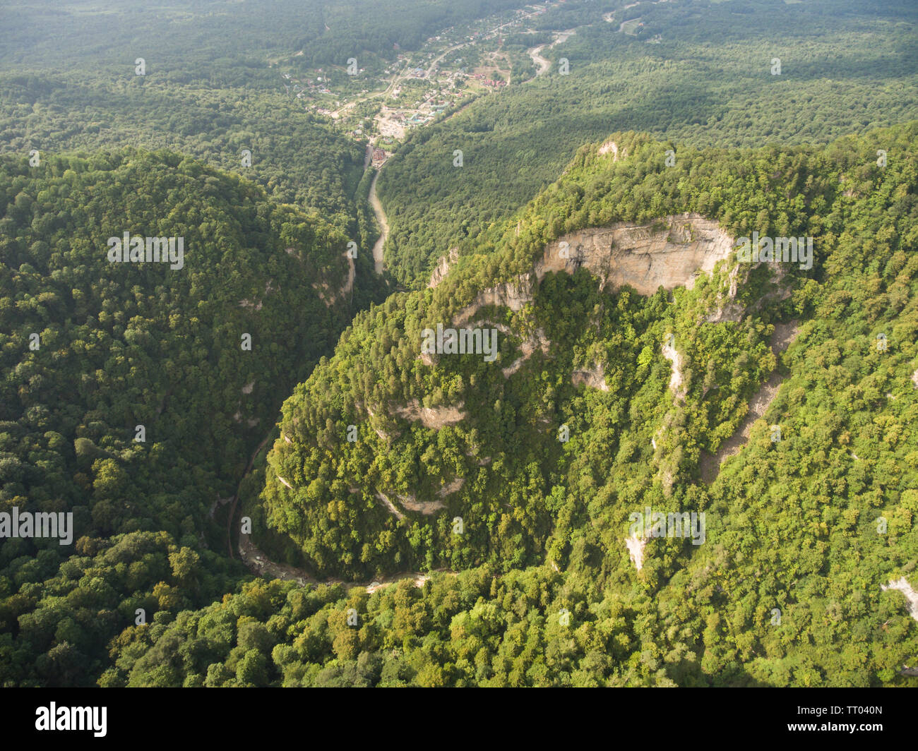 Foto fatte drone. Una vista di una grande collina boscosa e villaggio Guamka. Regione Krasnodar, Guam gorge. Foto Stock