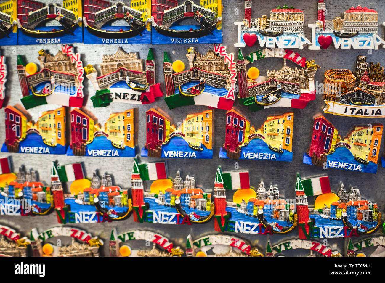Vista del turista tradizionale souvenir e regali da Venezia, Italia e con giocattoli, masquerade maschere veneziane, magneti per il frigo con il testo "Venezia" e chiave Foto Stock