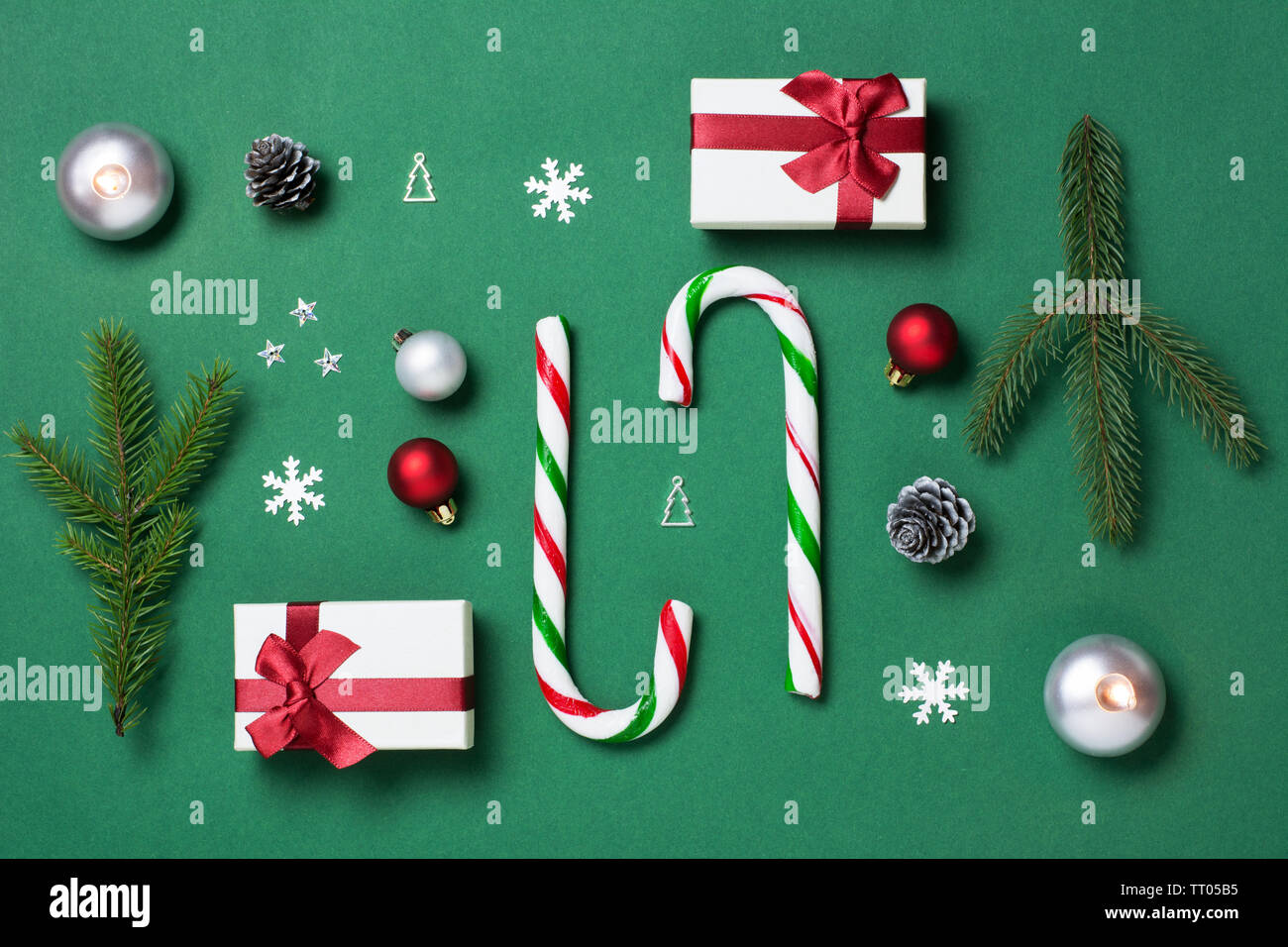 Verde, bianco e rosso composizione di natale con la caramella canne e confezioni regalo Foto Stock