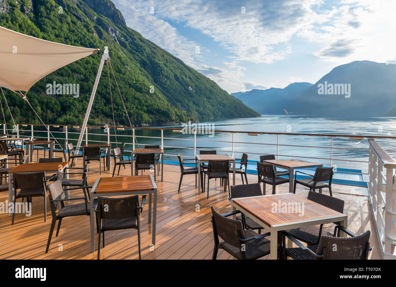 Fiordi Norvegesi crociera. Cafe / Bar sulla poppa della TUI nave da crociera Marella Explorer, Sunnylvsfjorden, Sunnmøre, Møre og Romsdal, Norvegia Foto Stock