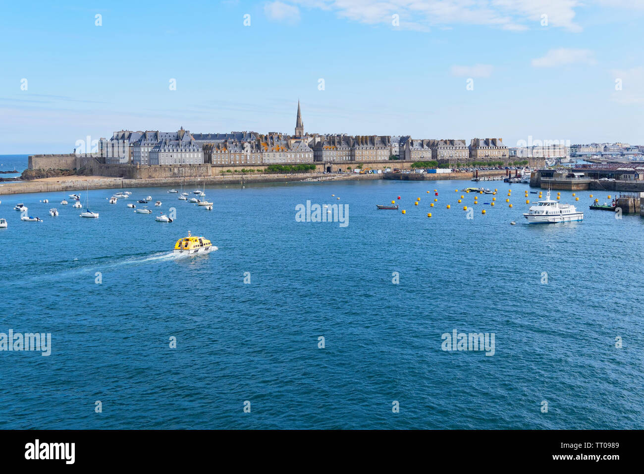 Uscire a vedere dal post di Saint Malo, Francia. Una piccola barca che viaggia attraverso il porto. Foto Stock