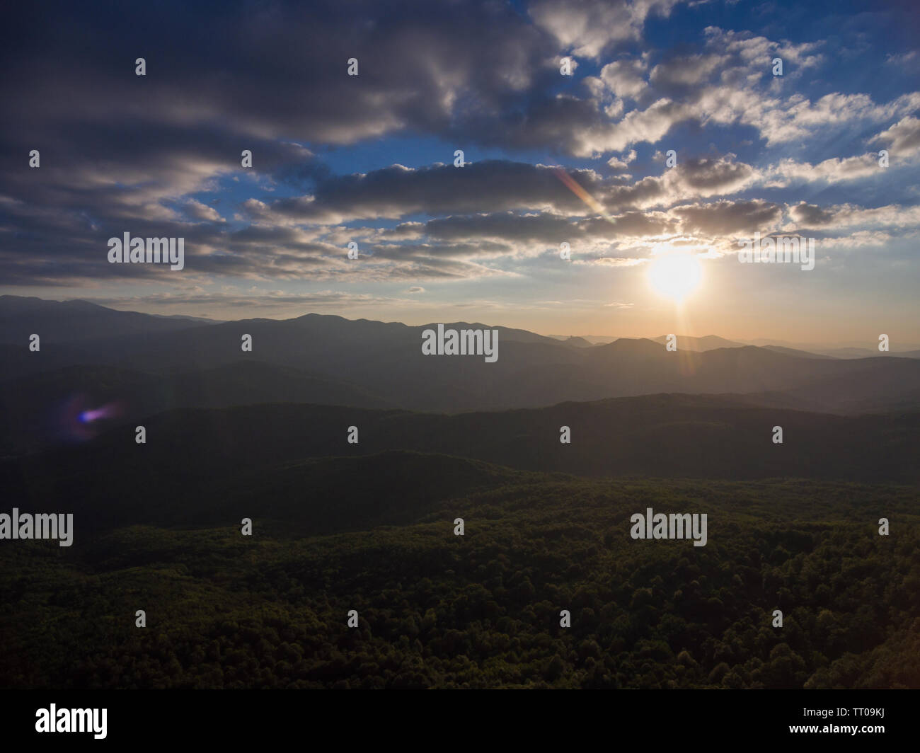 Foto Dron. Paesaggio di montagna al tramonto. Foto Stock