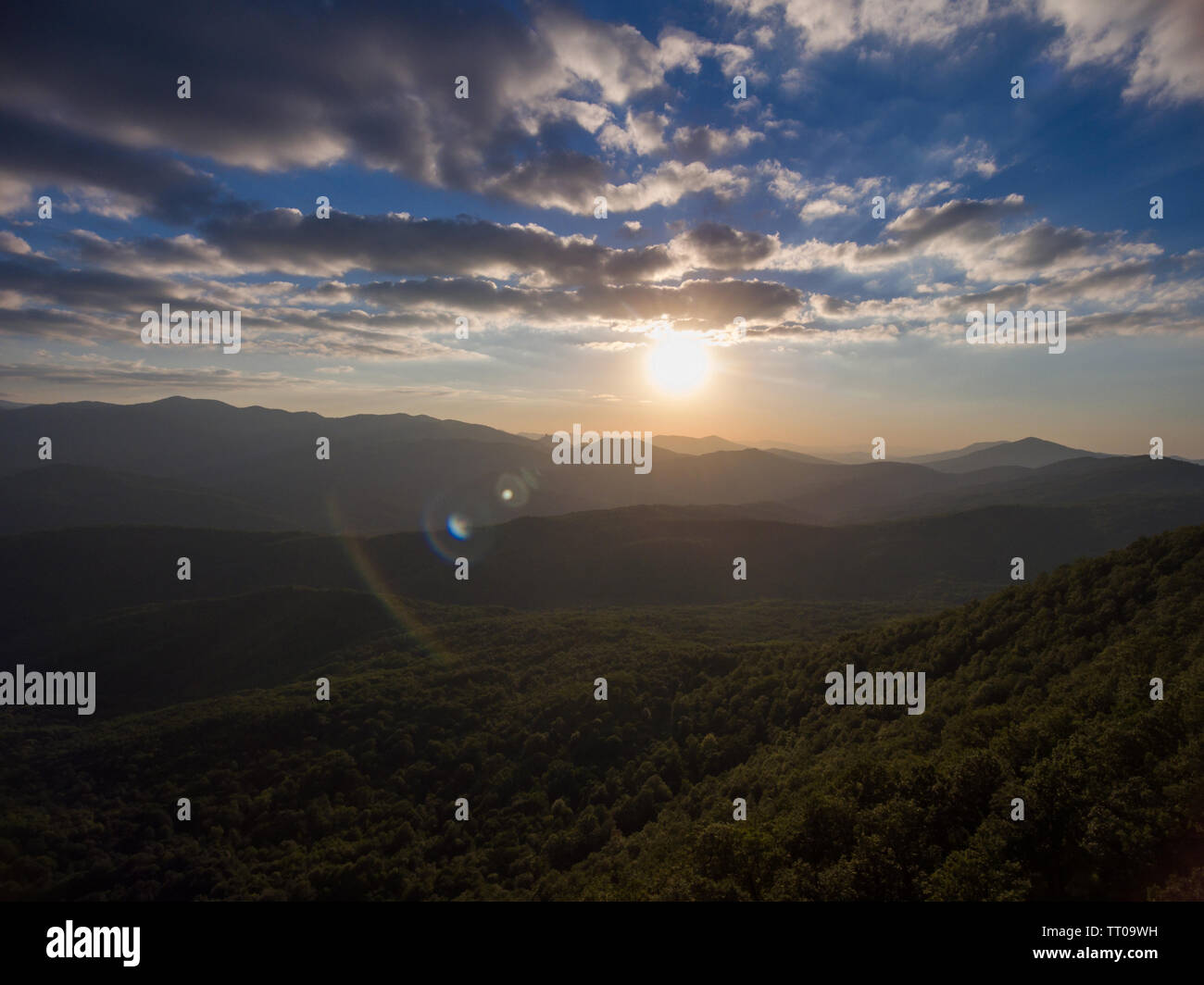 Foto Dron. Paesaggio di montagna al tramonto. Foto Stock