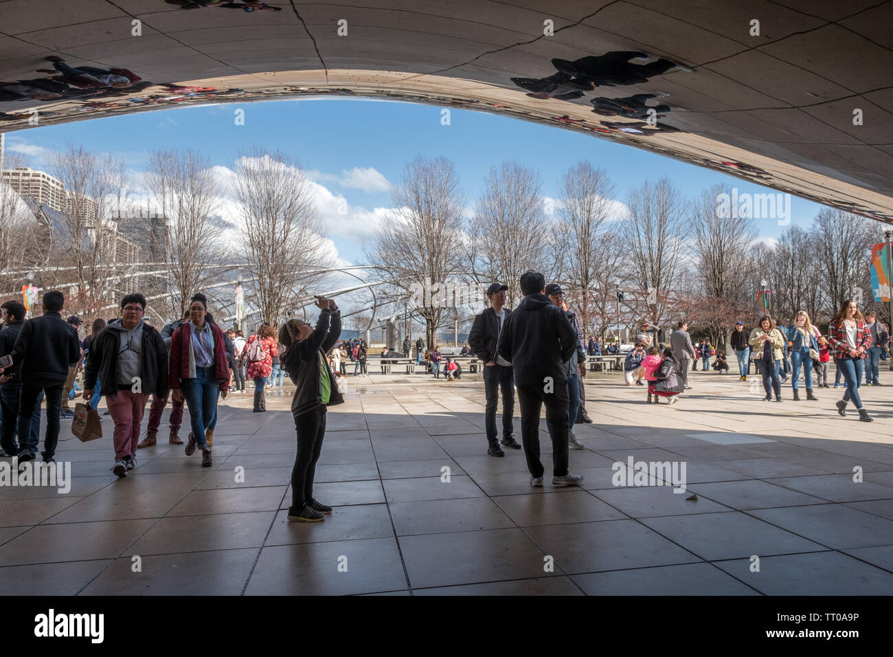 I turisti ammirano iconico del Cloud Gate al Millenium Park durante la primavera. Chicago è la terza città più popolosa del US. Foto Stock