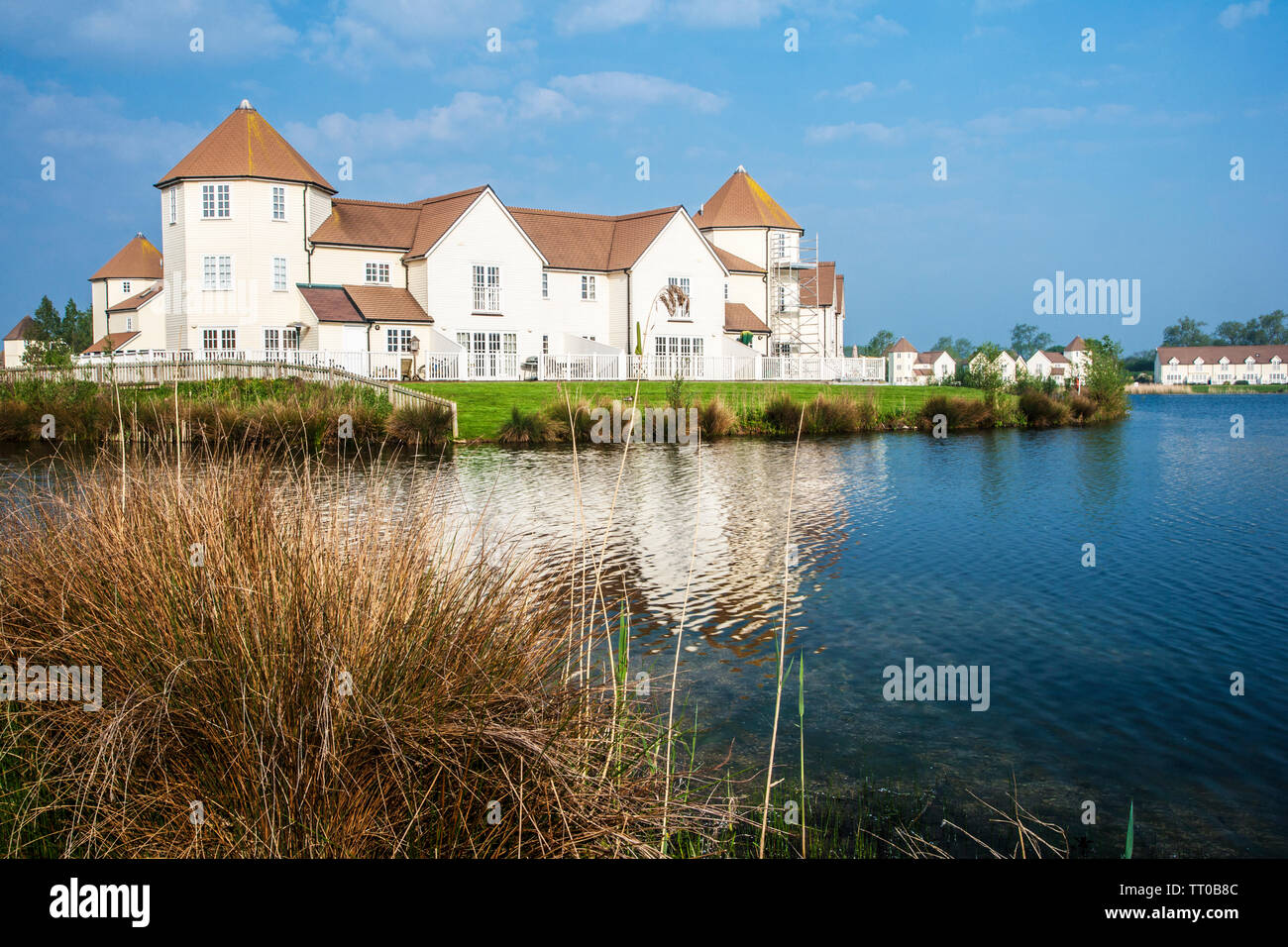 Luxury Holiday Homes intorno ad un lago del Cotswold Water Park, Sud Cerney, nel Gloucestershire. Foto Stock