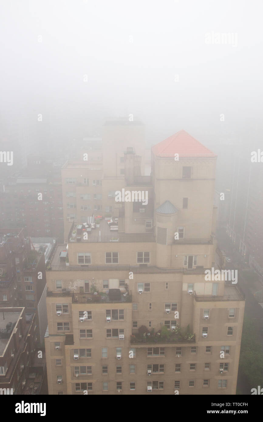 Fitti banchi di nebbia sindone Midtown Manhattan, New York, Stati Uniti d'America Foto Stock