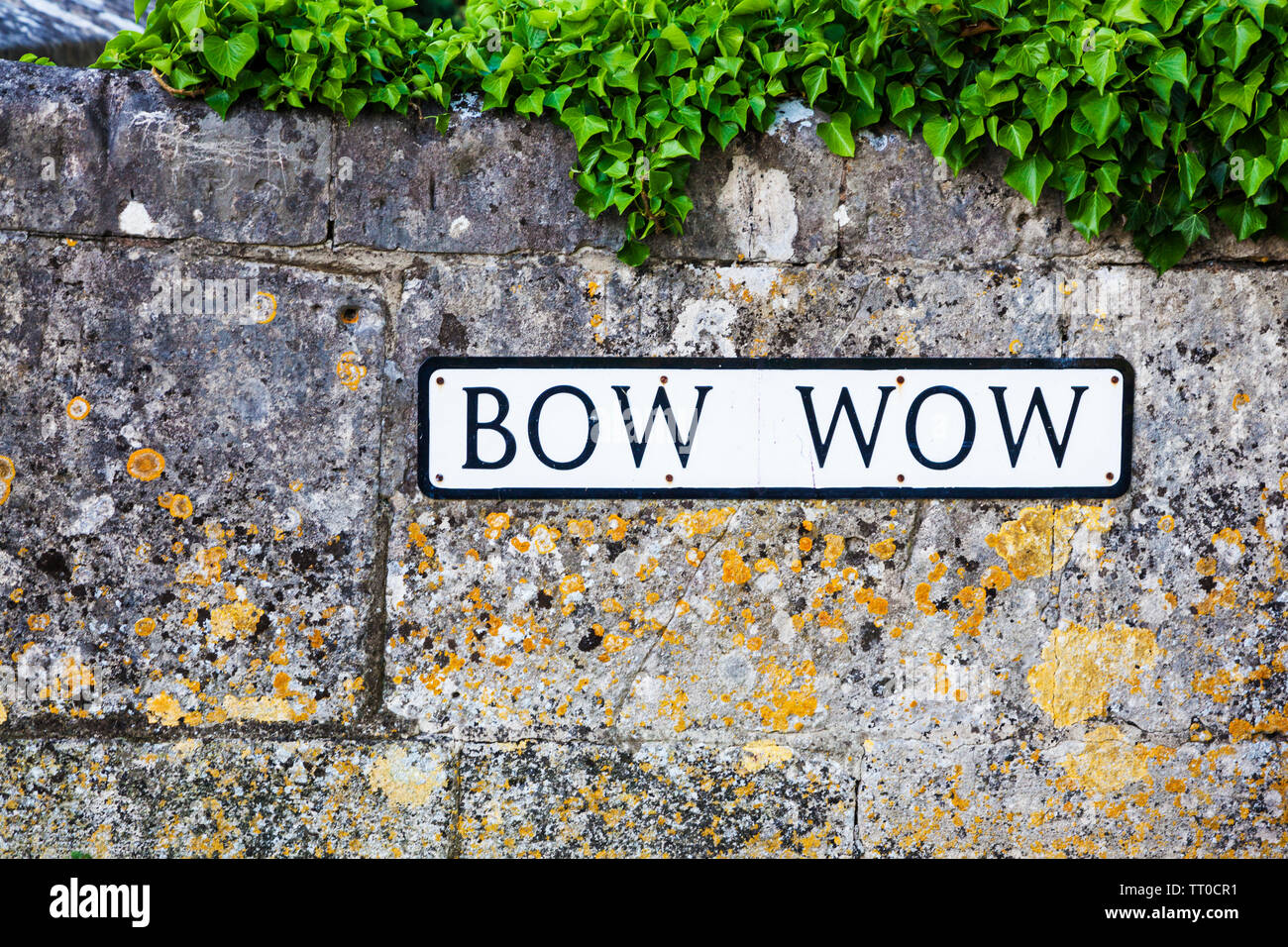 Nome insolito segno di un piccolo vicolo noto come il Bow Wow nel villaggio Costwold di South Cerney nel Gloucestershire. Foto Stock