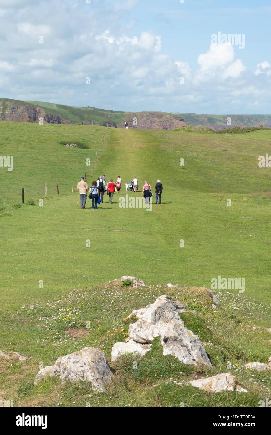 Le famiglie a piedi lungo il Pembrokeshire Coast path tra Barafundle Bay e Stackpole Quay, Wales, Regno Unito Foto Stock