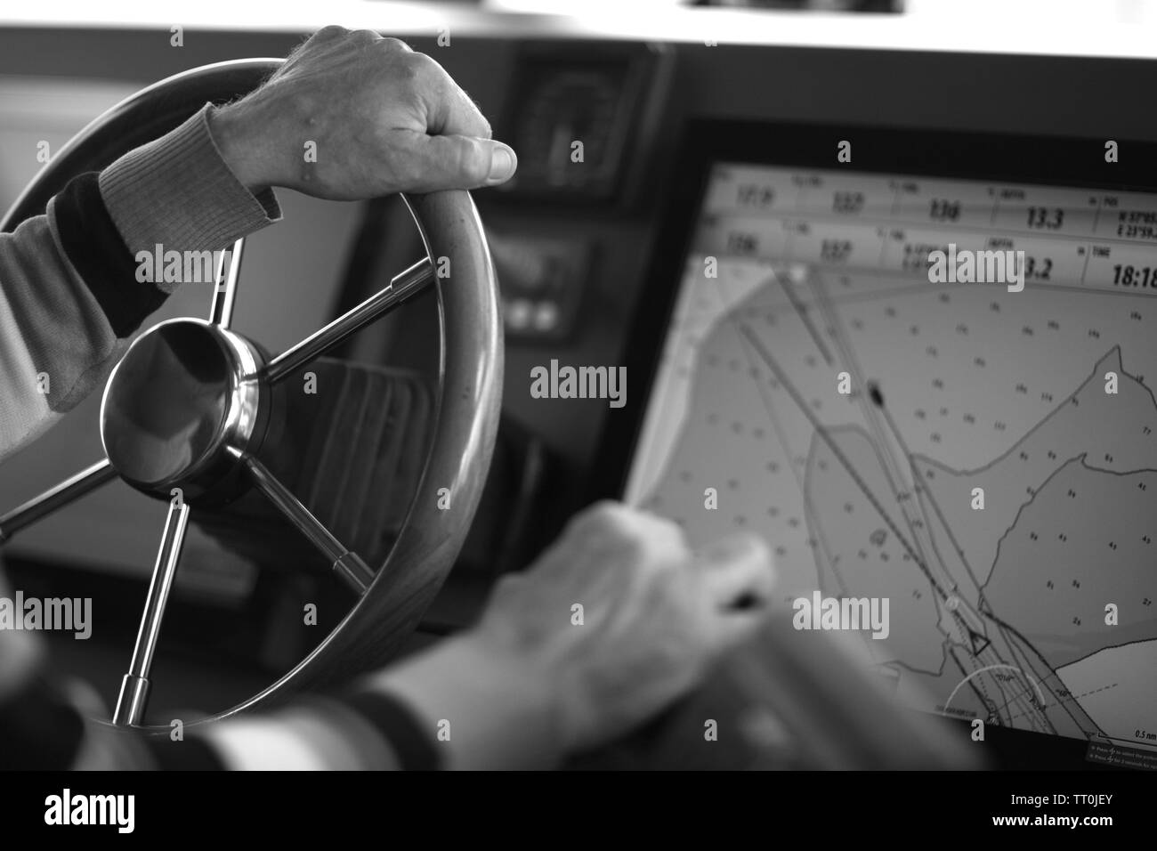 Le mani del capitano e di un volante di sterzo barca servizi portuali Foto Stock