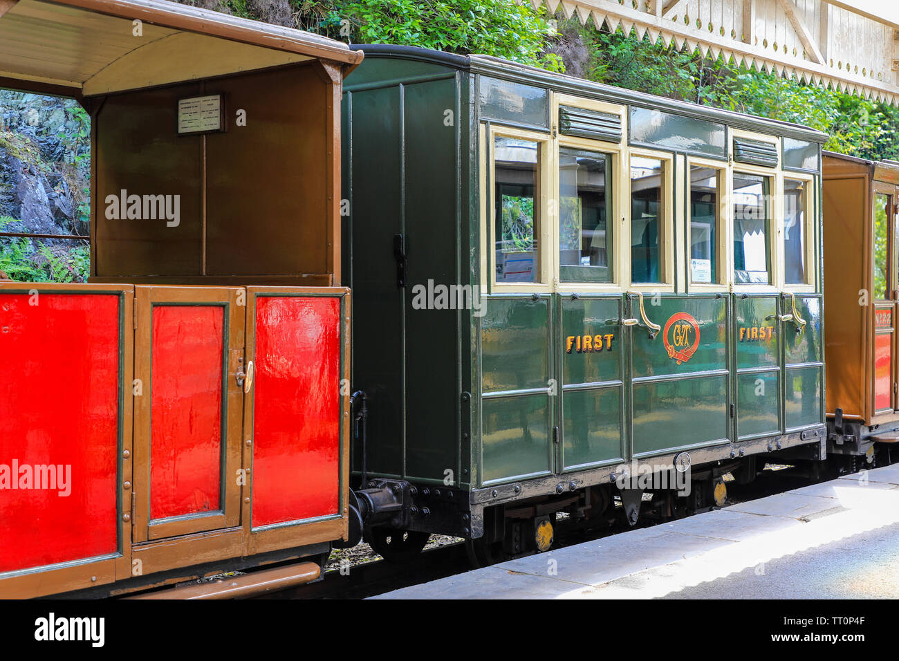 Una prima classe di trasporto sulla ferrovia Talyllyn, che corre da Tywyn di Nant Gwernol, Gwynedd, Wales, Regno Unito Foto Stock
