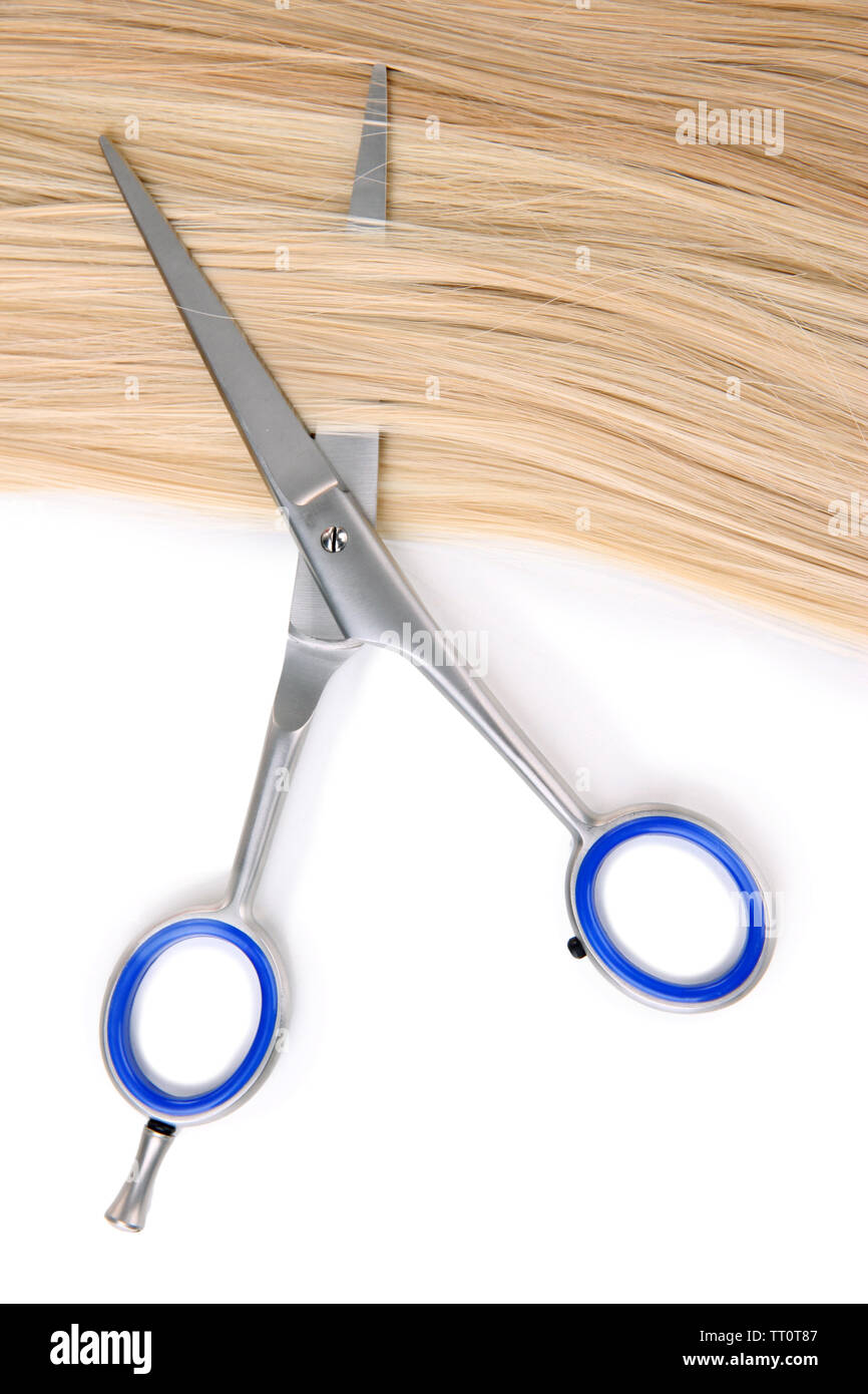 Lunghi capelli biondi e un paio di forbici isolato su bianco Foto Stock