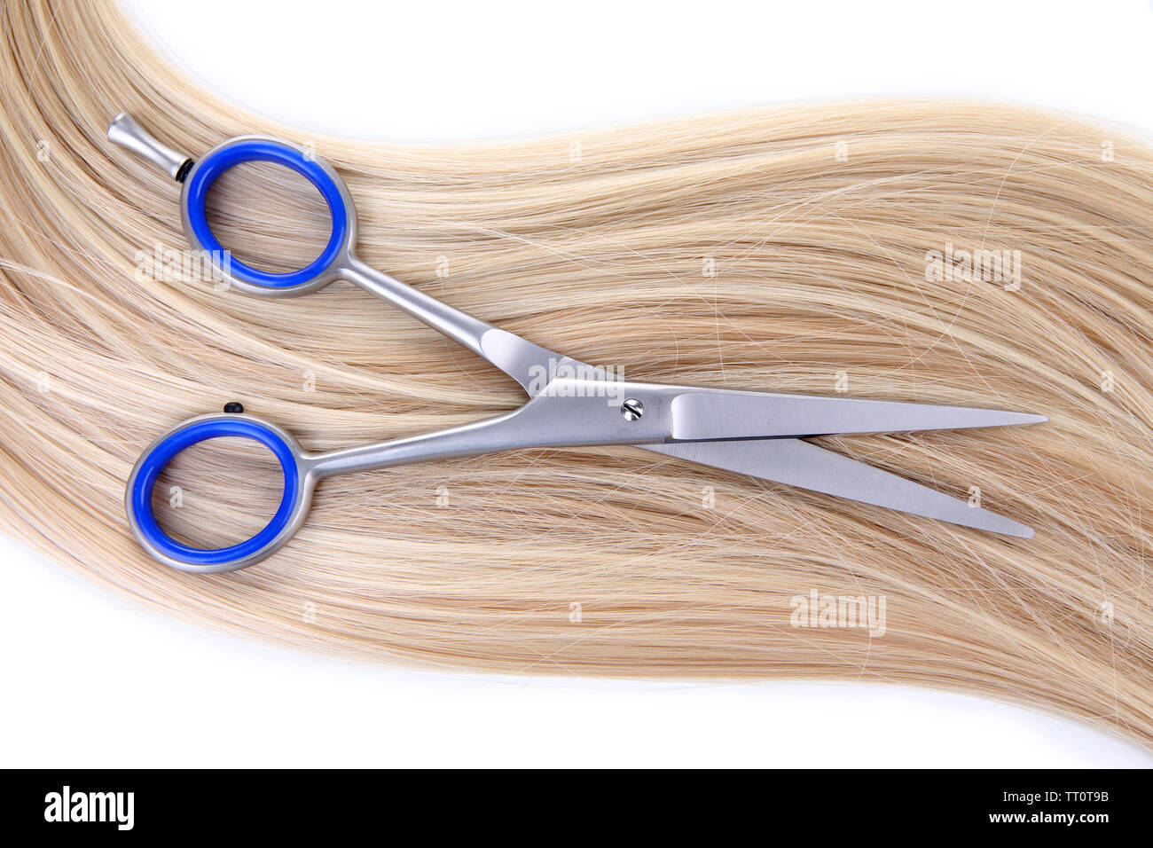 Lunghi capelli biondi e un paio di forbici isolato su bianco Foto Stock