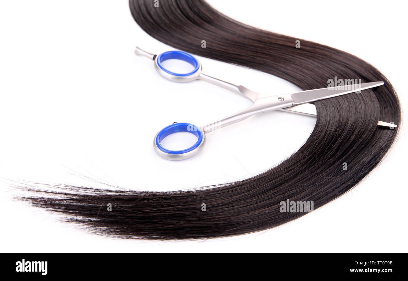 Lunghi capelli neri e un paio di forbici isolato su bianco Foto Stock