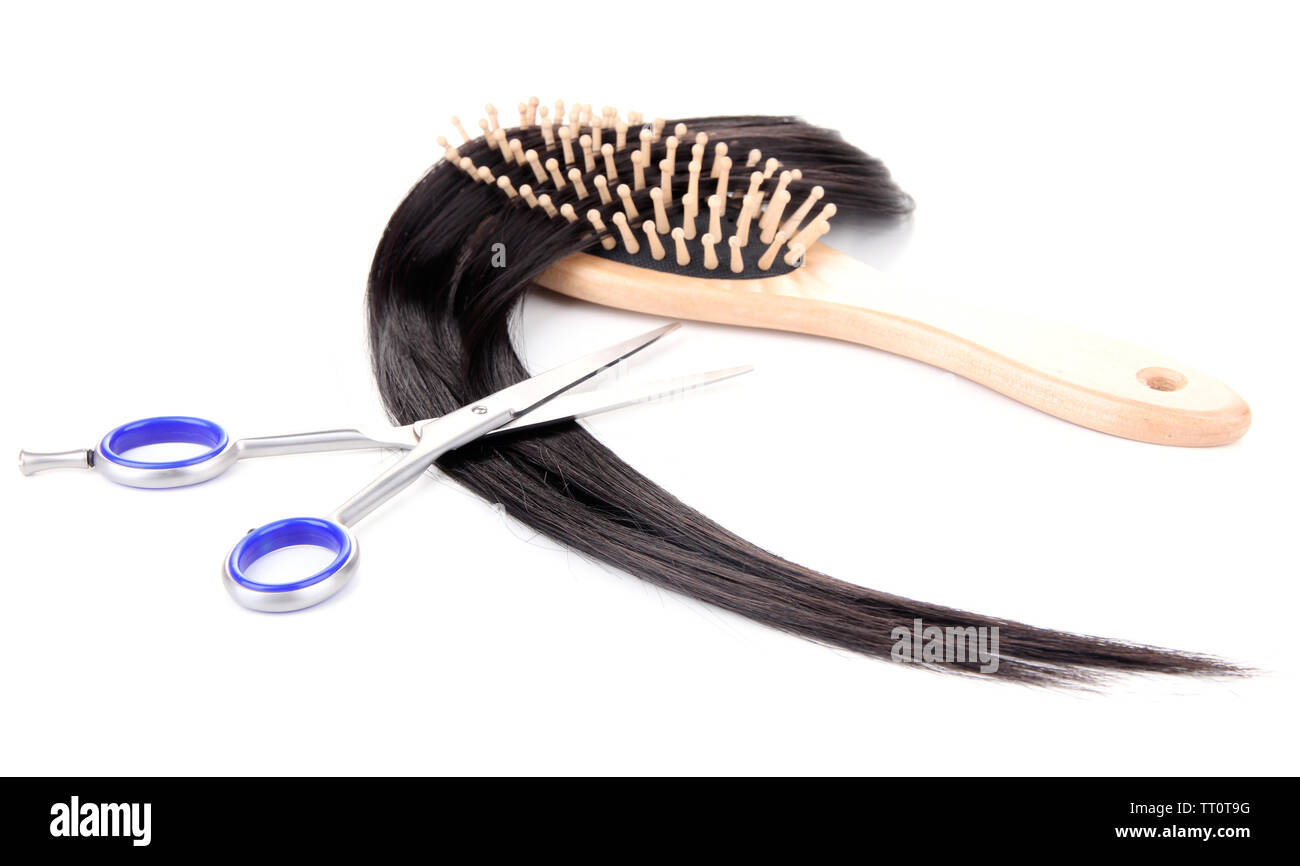 Lunghi capelli neri con spazzola per capelli e forbici isolato su bianco Foto Stock