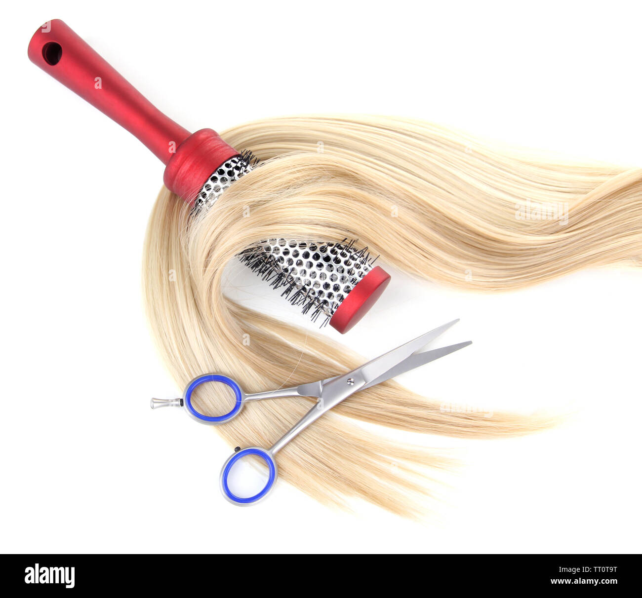 Capelli lunghi biondi con spazzola per capelli e forbici isolato su bianco Foto Stock