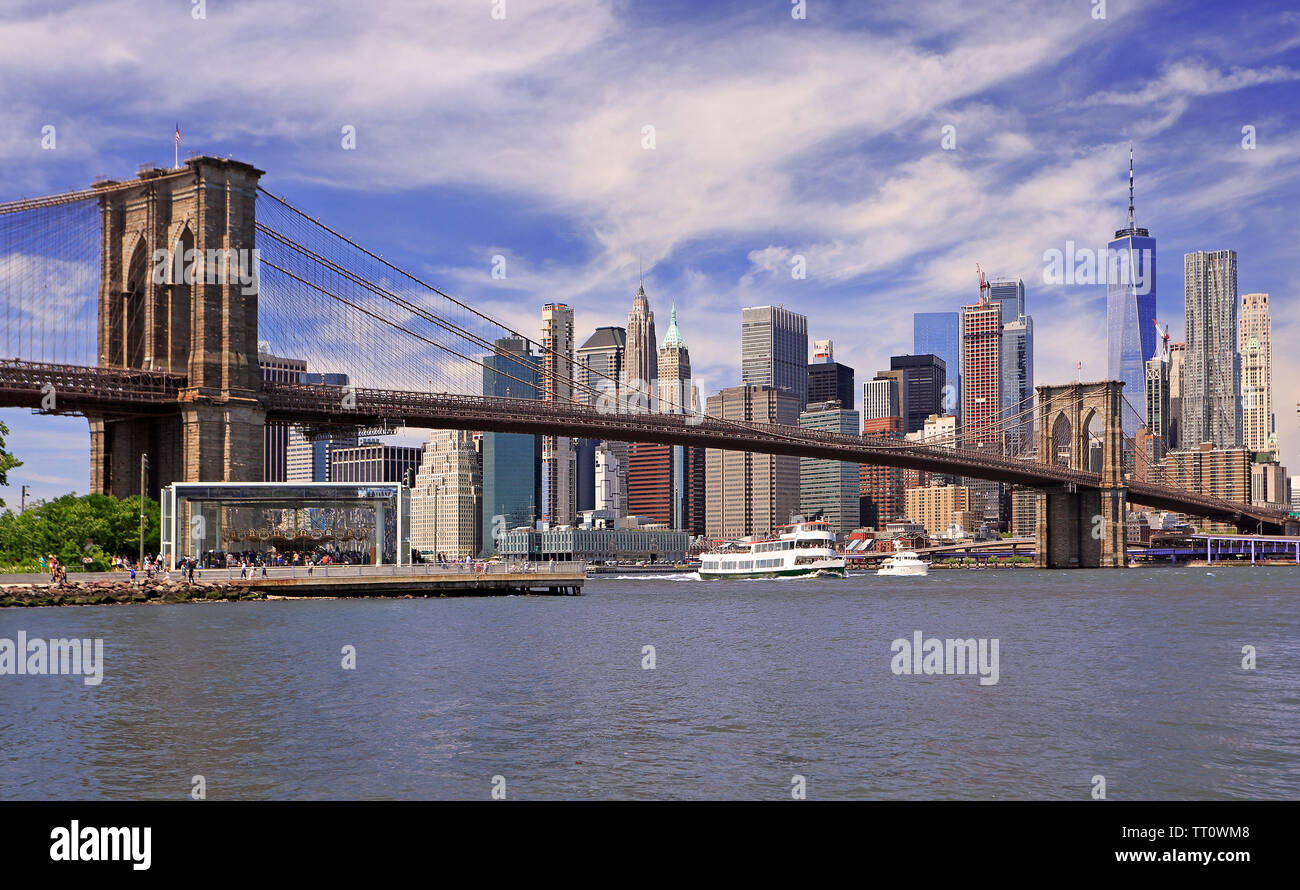 Il Ponte di Brooklyn a New York skyline della città sullo sfondo, STATI UNITI D'AMERICA Foto Stock