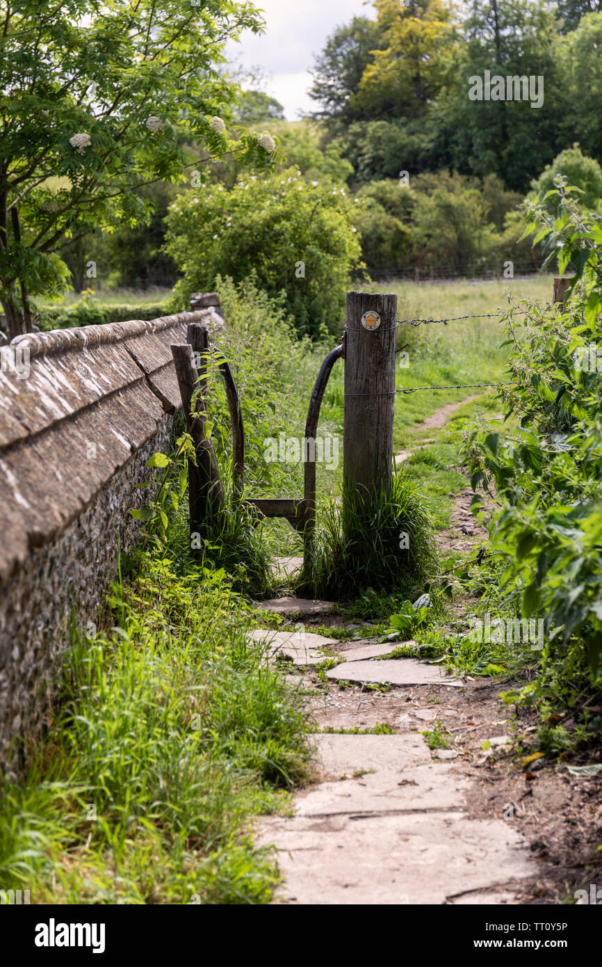 Un colpo metallico che dà accesso ad un diritto pubblico di senso, Great Bedwyn, Wiltshire, Inghilterra, Regno Unito Foto Stock