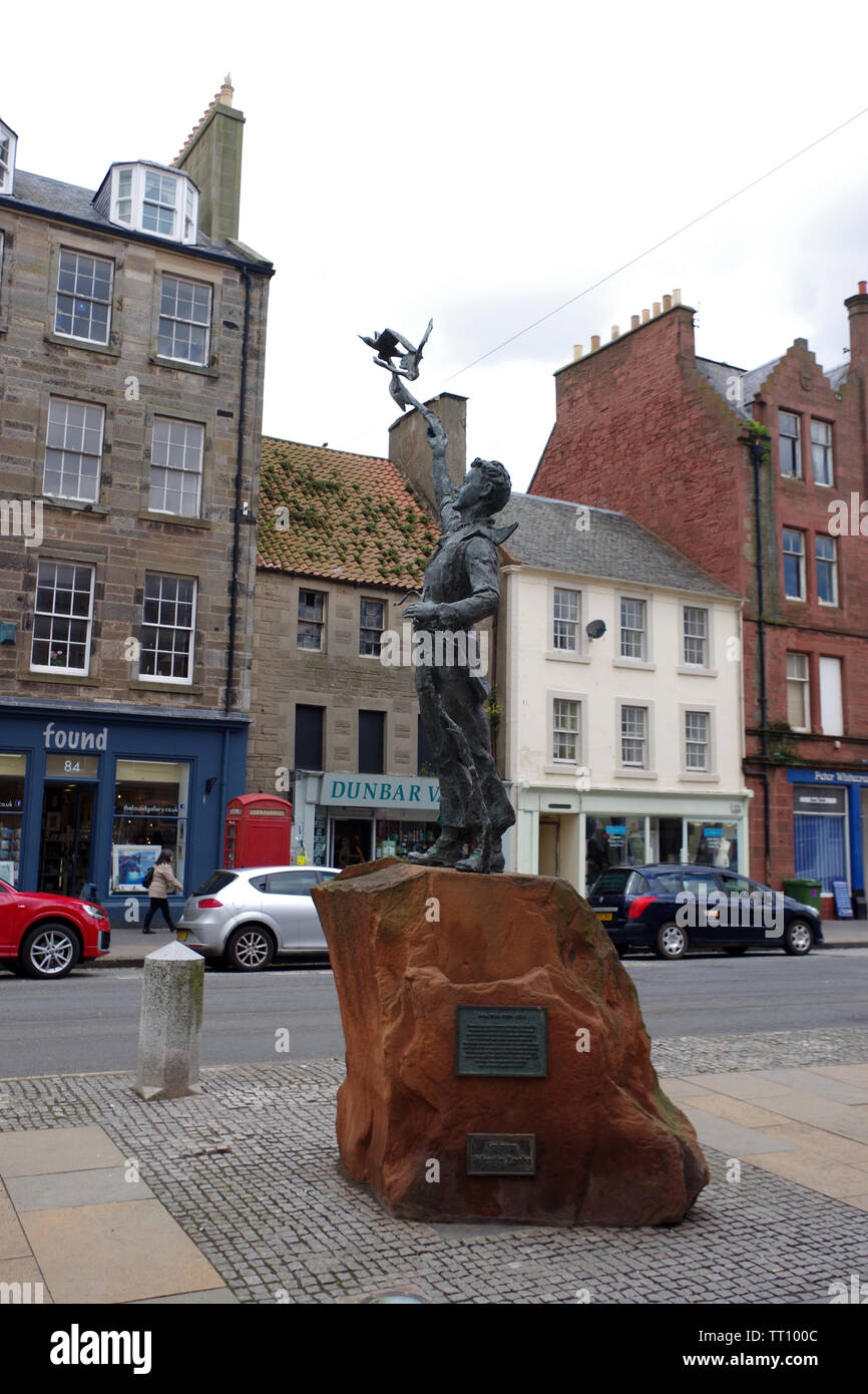 John Muir statua sulla Dunbar High Street. creato dallo scultore Valentin Znoba. Foto Stock