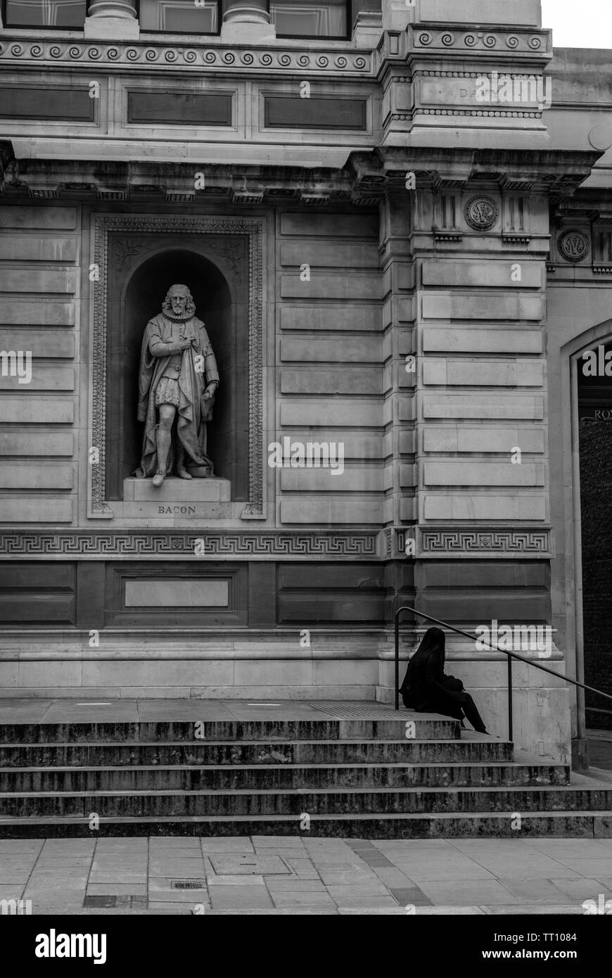 Una facciata della Royal Academy of Arts, Burlington House, Londra, Inghilterra,UK mostra Francis Bacon della statua Foto Stock