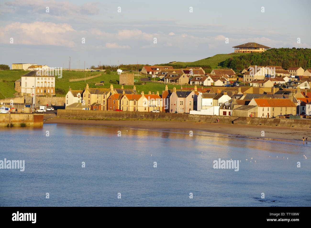 Impostazione sun illuminando la città di pescatori di Eyemouth, una piccola città e parrocchia civile in Berwickshire, in Scottish Borders Foto Stock