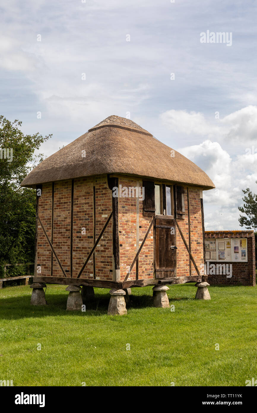 Ristrutturato storico 1850 's Granary con tetto di paglia - Wilton Windmill un mulino a vento completamente operativo a Wiltshire, Inghilterra, Regno Unito Foto Stock