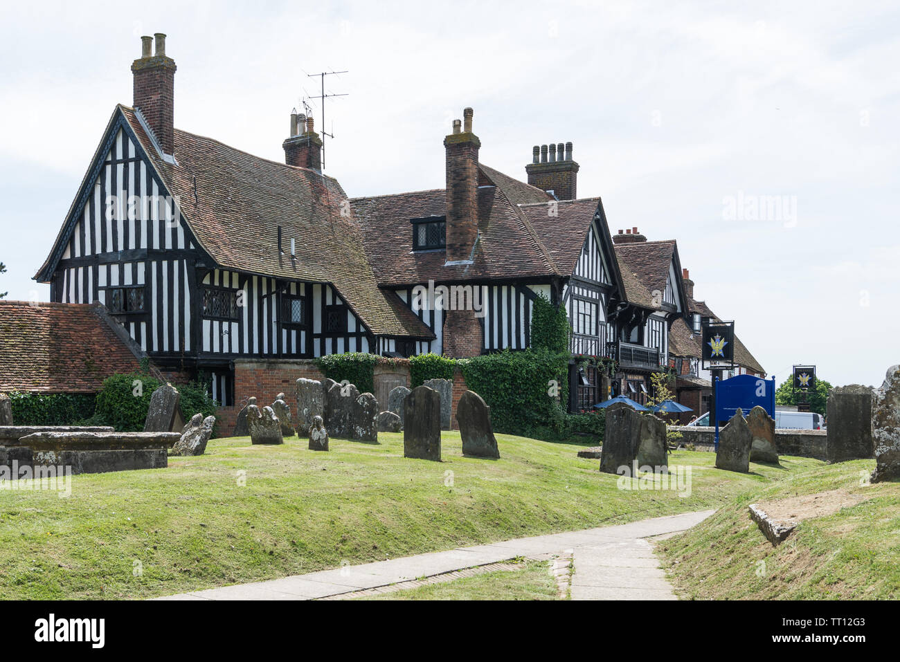 Come si vede dal cantiere della chiesa di Santa Maria Vergine Chiesa, la stella e Eagle hotel nel villaggio di Goudhurst, Kent, England, Regno Unito Foto Stock
