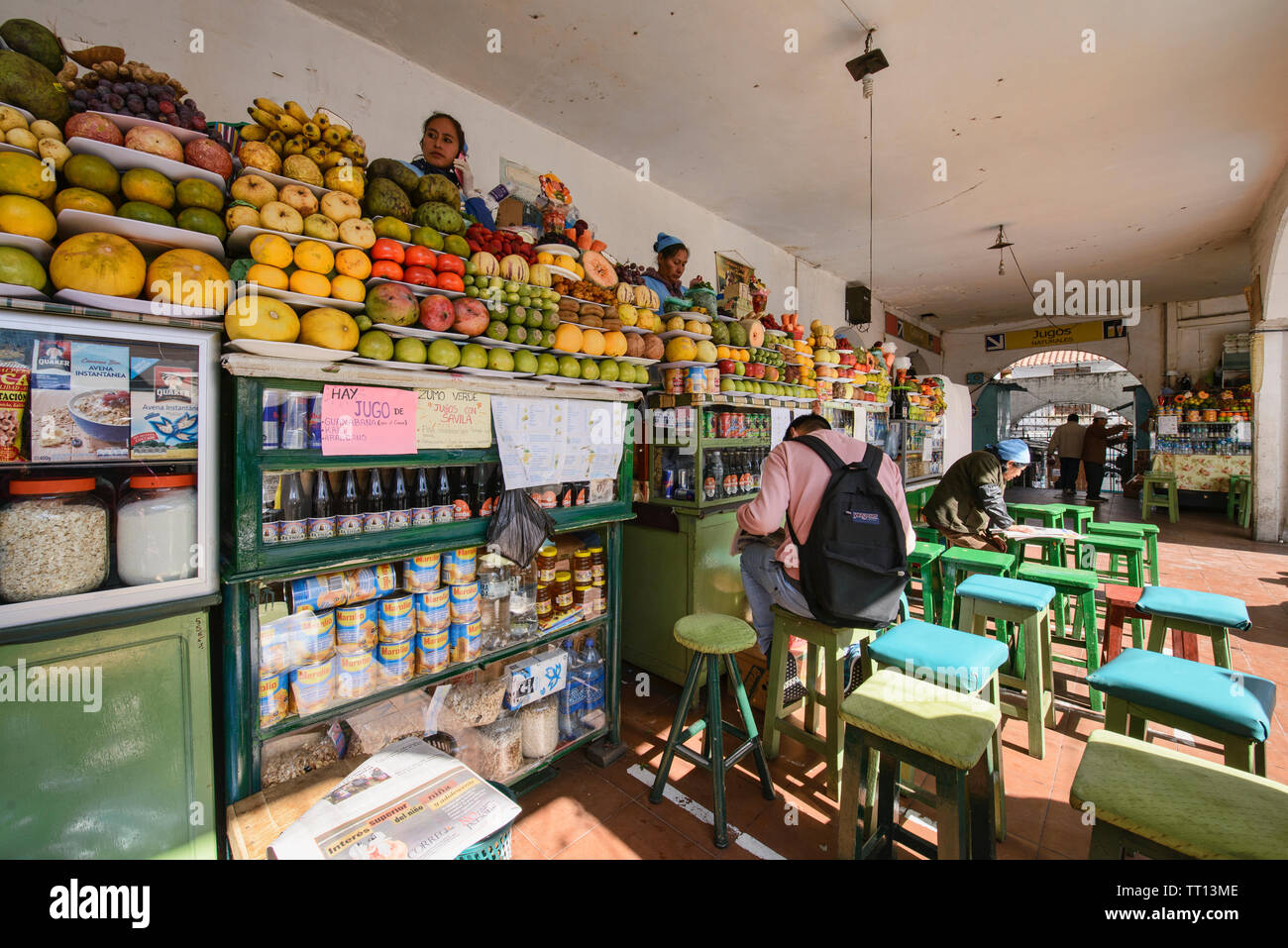 Frutta fornitori shake al Mercado Central, Sucre, Bolivia Foto Stock