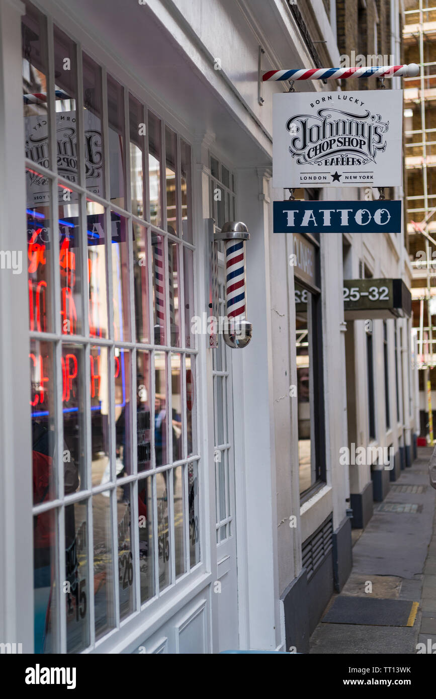 Johnny's Chop Shop, una mens un barbiere e un salone di tatuaggi a Marshall Street, Soho, Londra Foto Stock