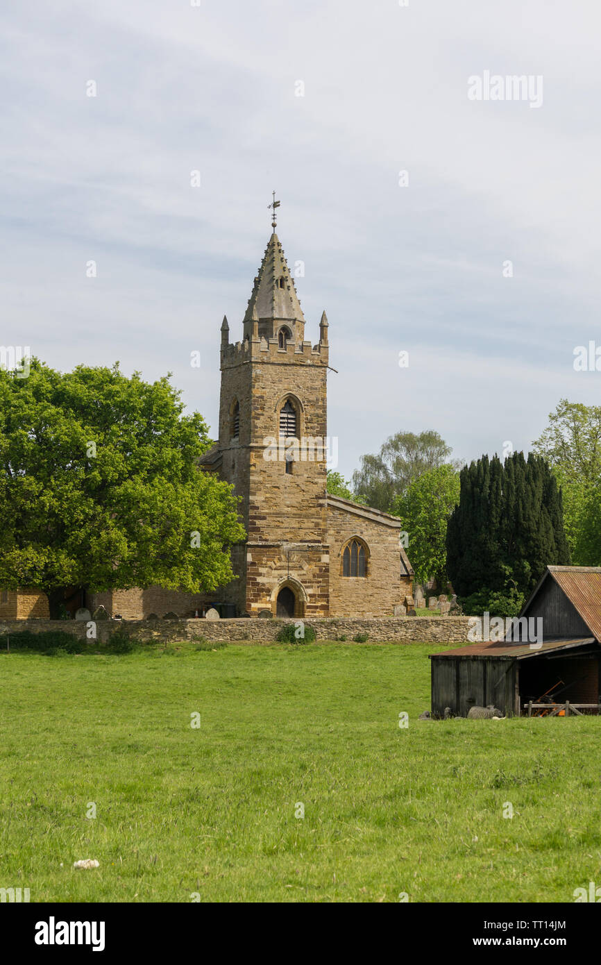 Chiesa parrocchiale di Santa Croce, Milton Malsor, Northamptonshire, Regno Unito; principalmente del XIII secolo con i recenti restauri in stile vittoriano. Foto Stock